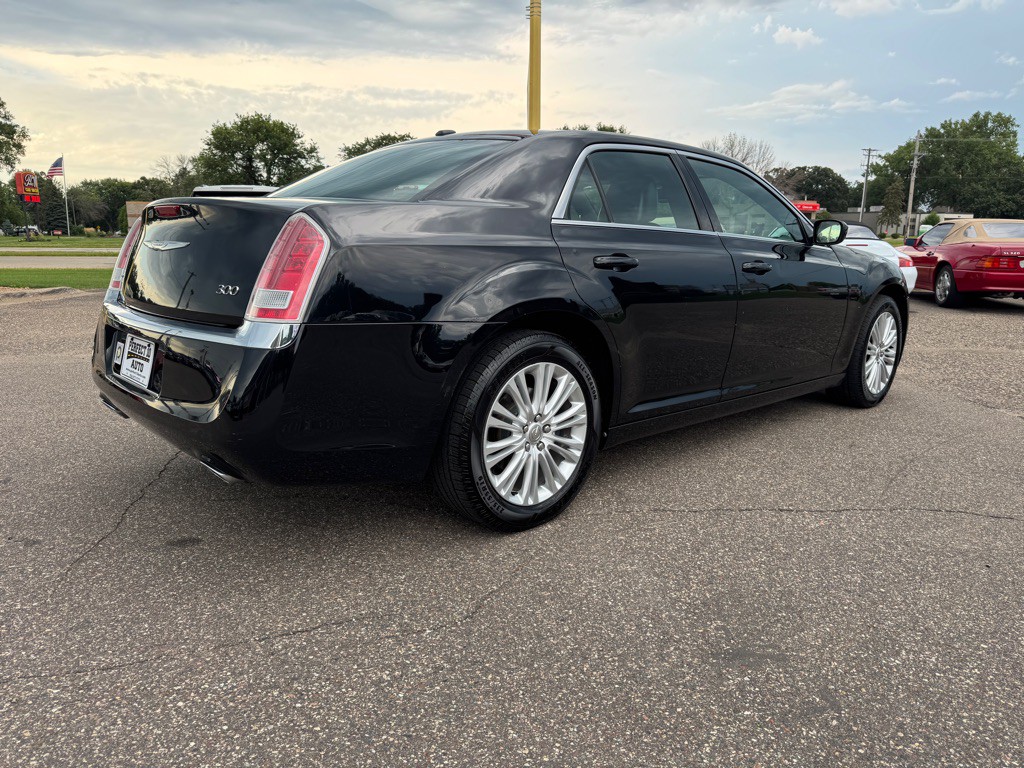 2014 Chrysler 300 Image 4