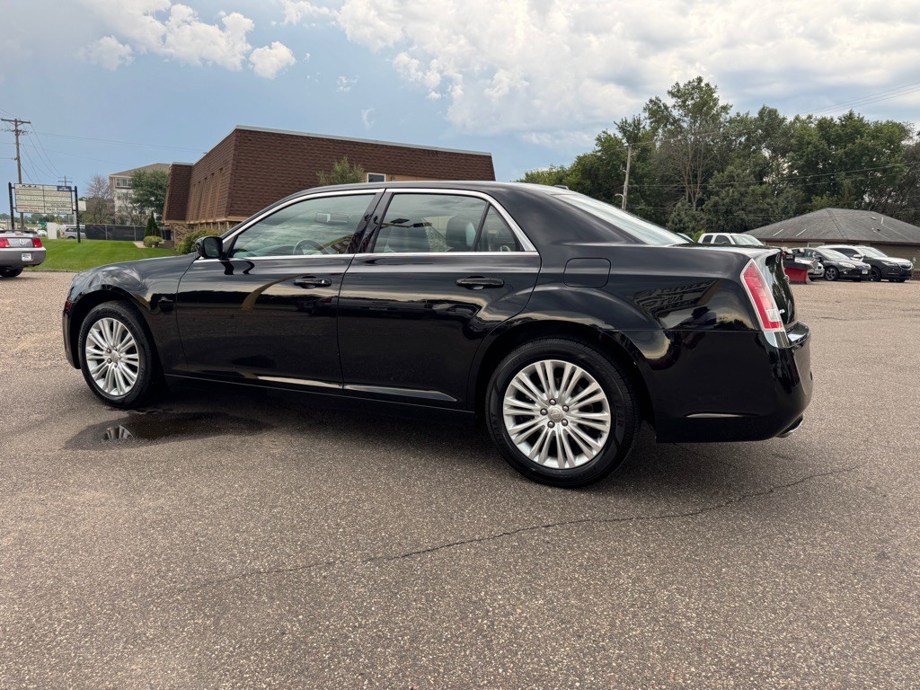 2014 Chrysler 300 Image 8