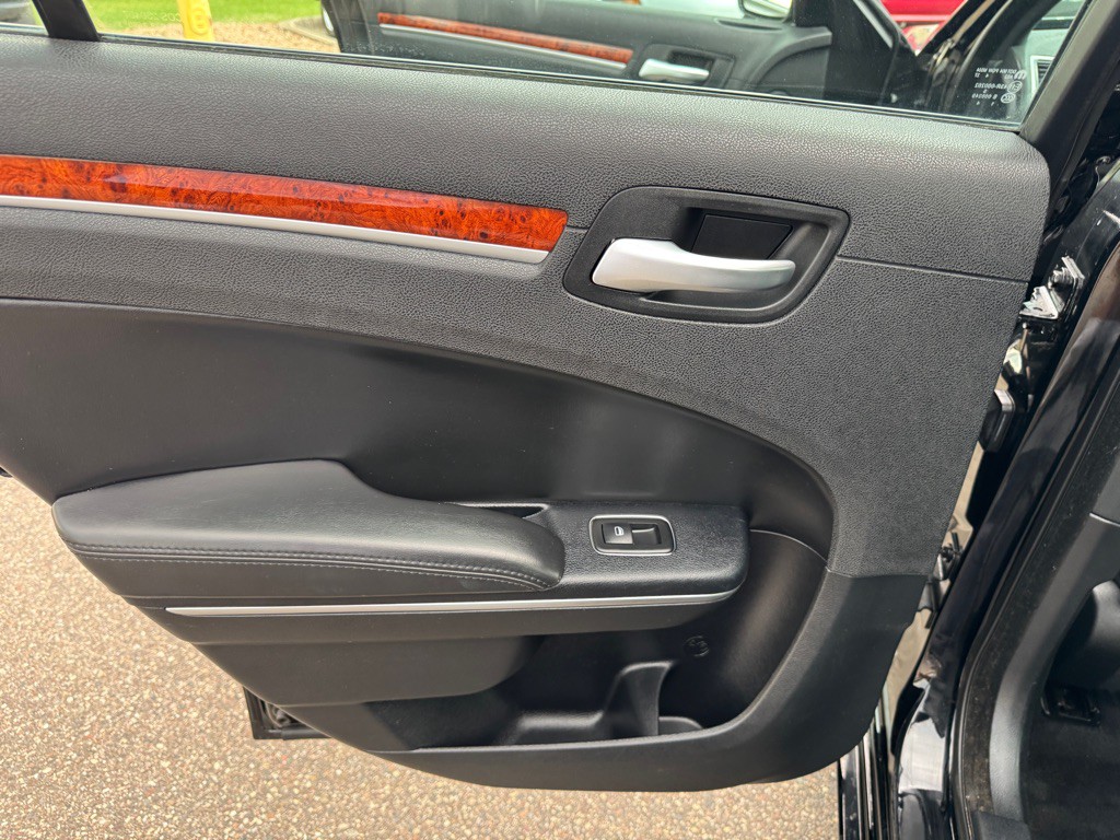 2014 Chrysler 300 Image 22