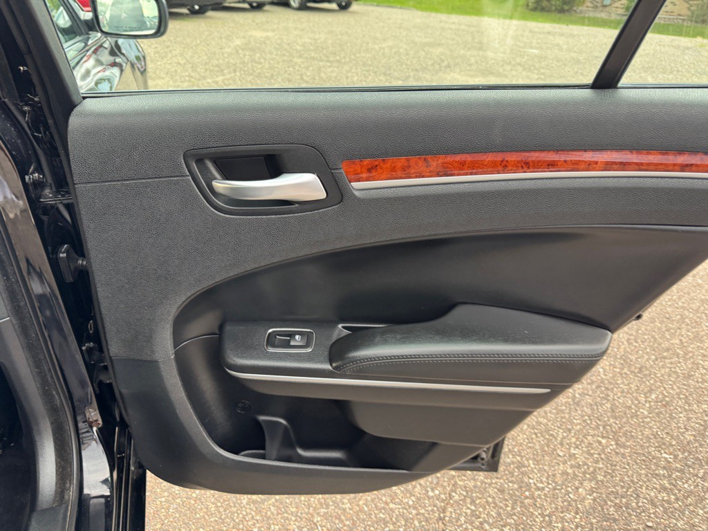 2014 Chrysler 300 Image 25