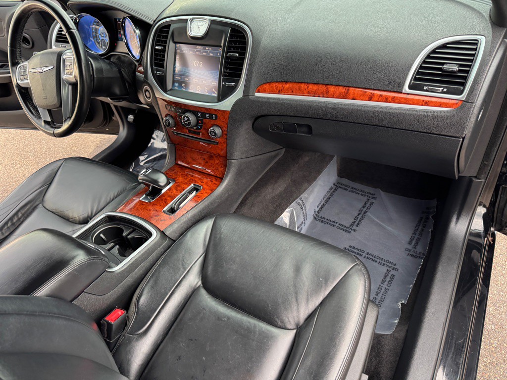 2014 Chrysler 300 Image 28