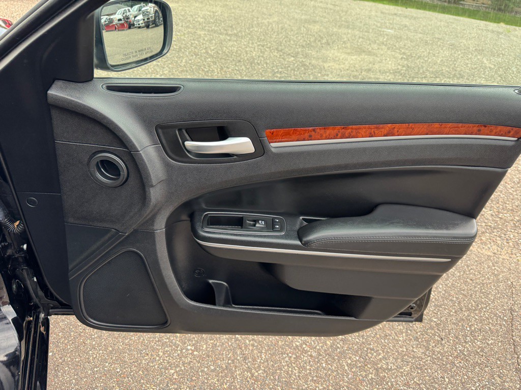 2014 Chrysler 300 Image 29