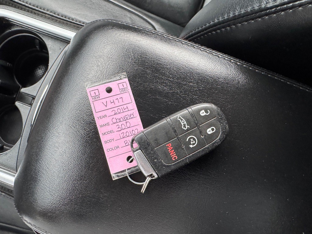 2014 Chrysler 300 Image 32
