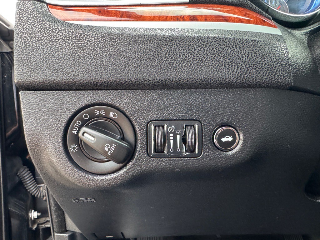 2014 Chrysler 300 Image 44