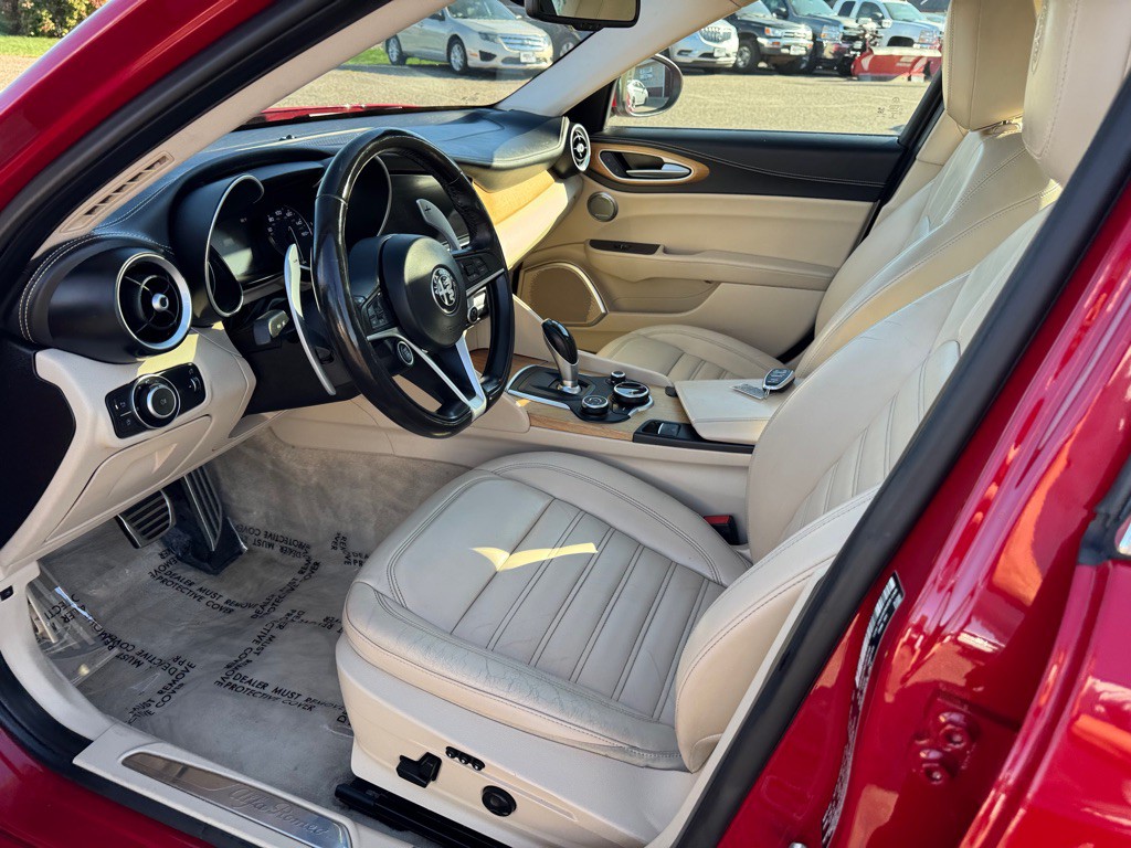 2018 Alfa Romeo Giulia Image 17
