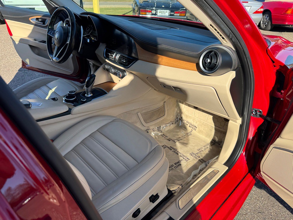 2018 Alfa Romeo Giulia Image 28