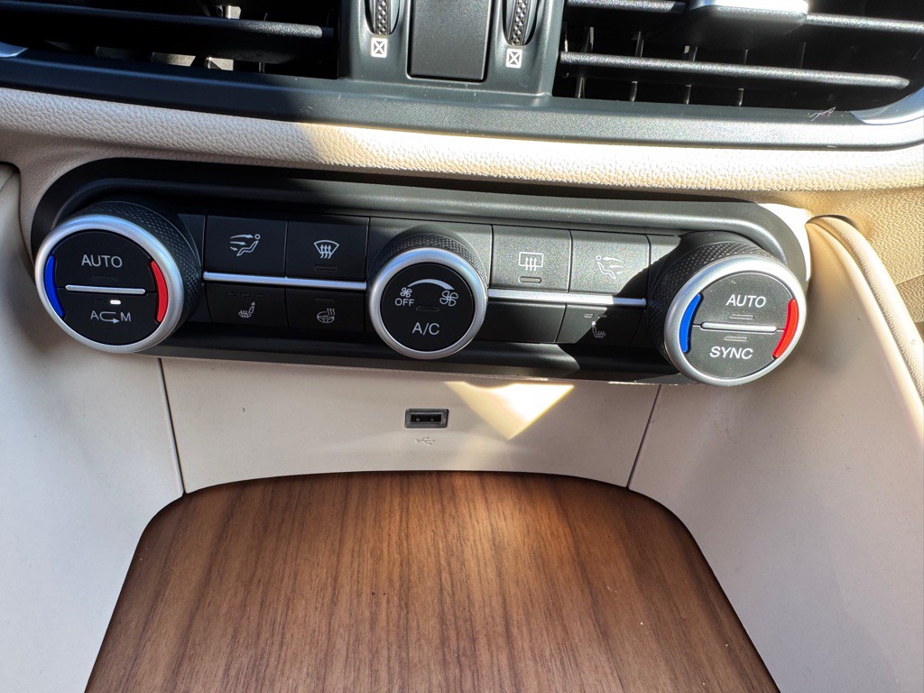 2018 Alfa Romeo Giulia Image 37