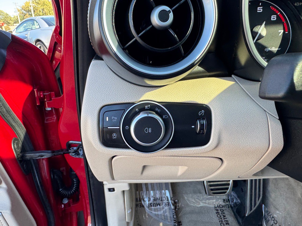 2018 Alfa Romeo Giulia Image 49