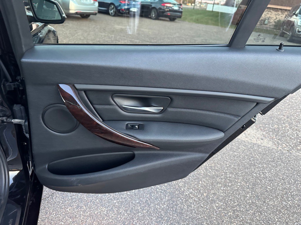 2015 BMW 3 Series Image 25