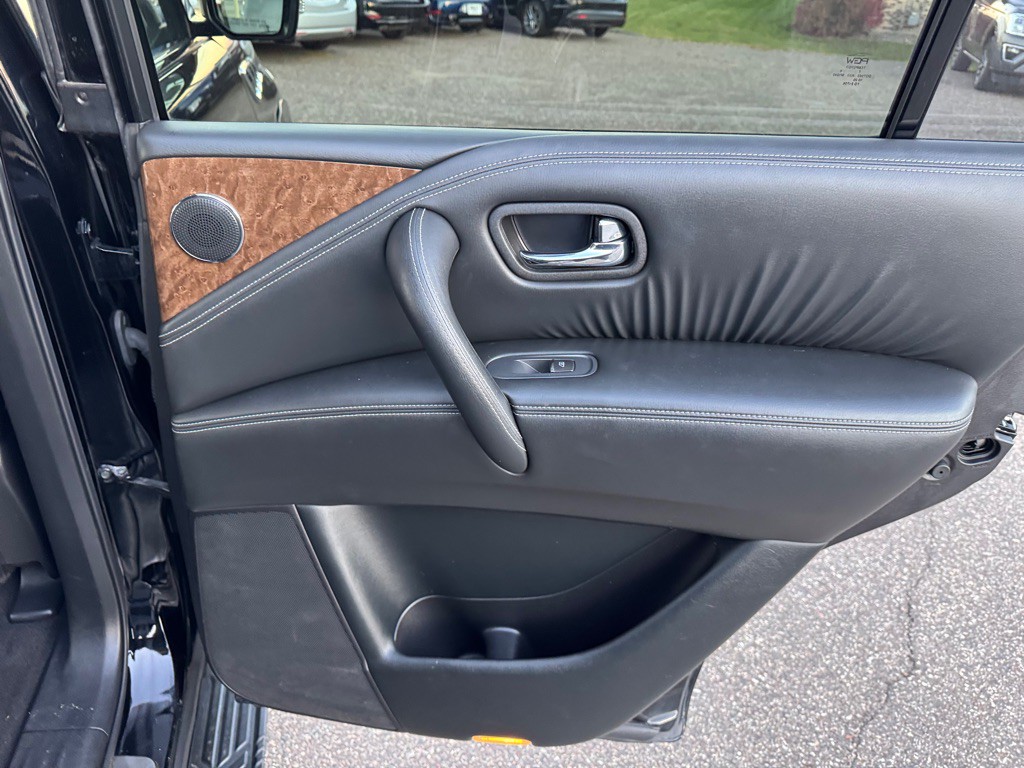 2015 INFINITI QX80 Image 32