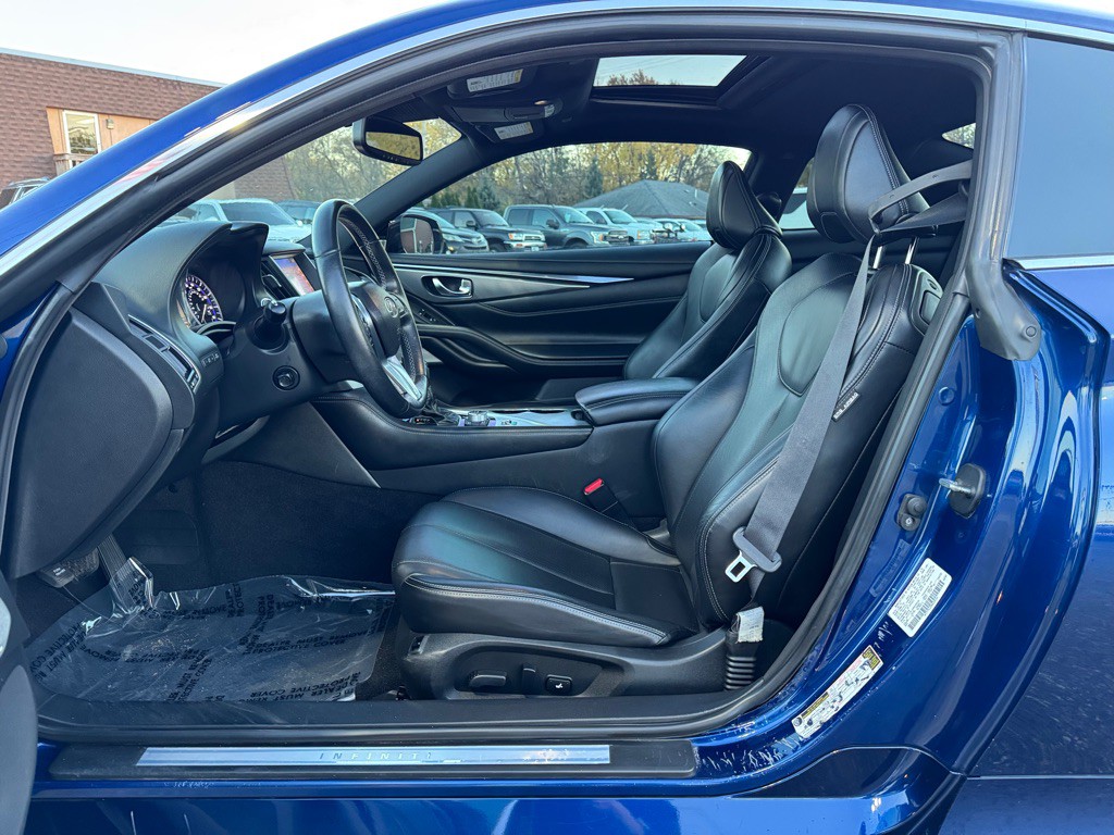 2017 INFINITI Q60 Image 17