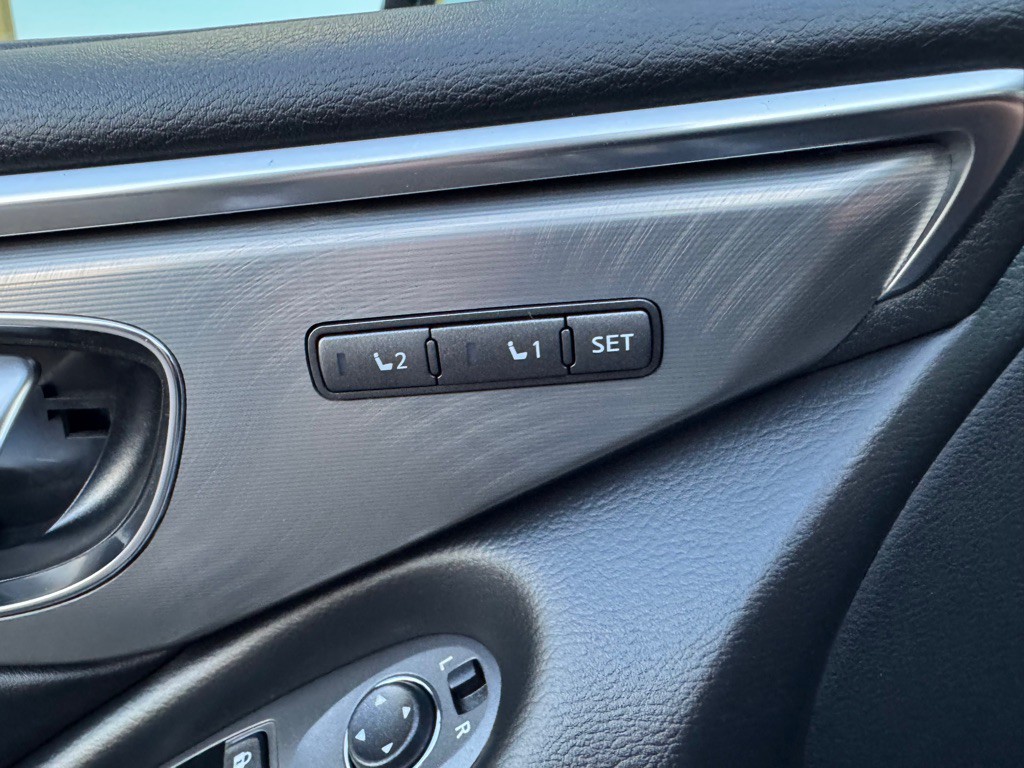 2017 INFINITI Q60 Image 21