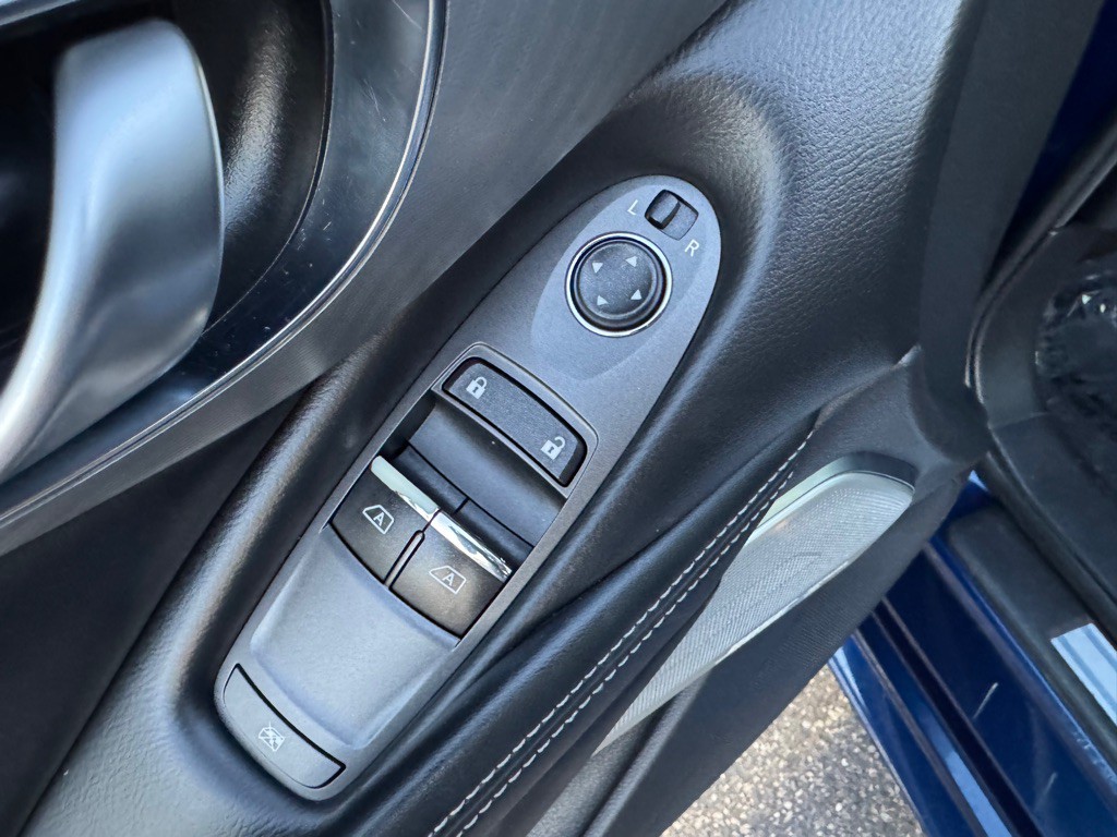 2017 INFINITI Q60 Image 22