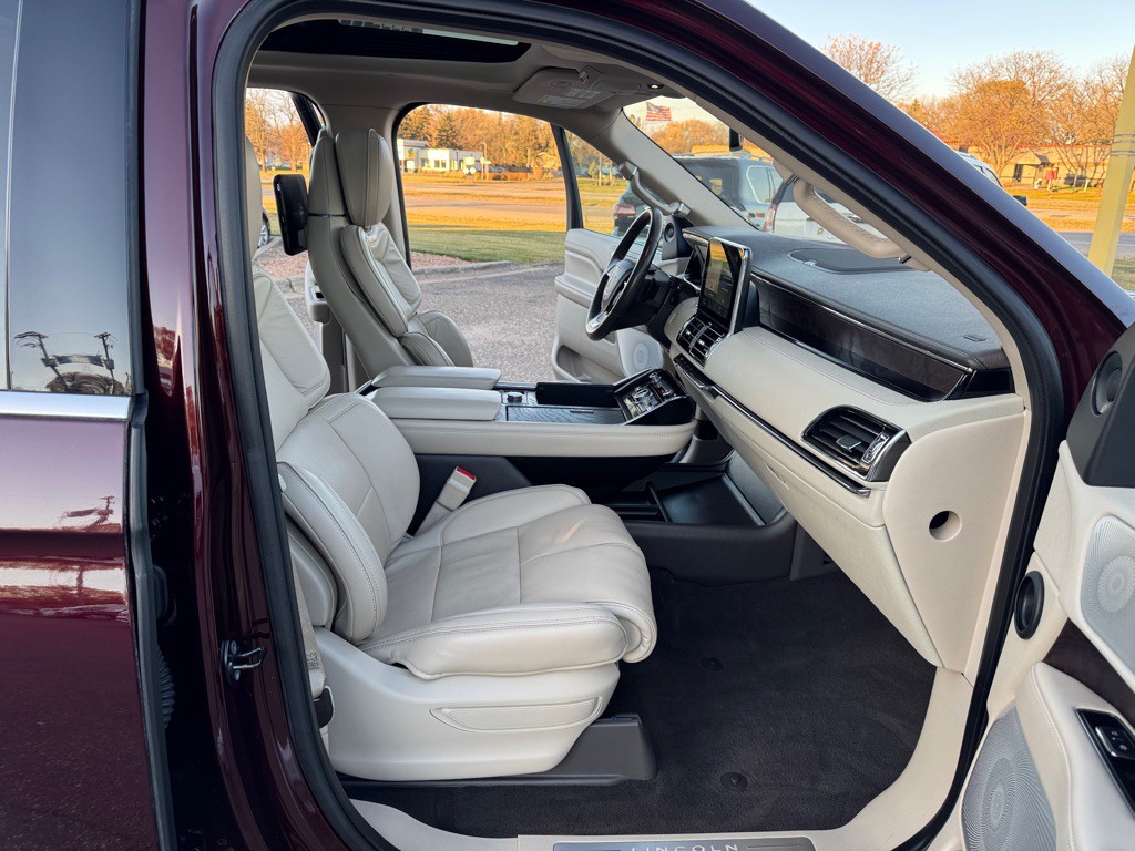 2019 Lincoln Navigator Image 32