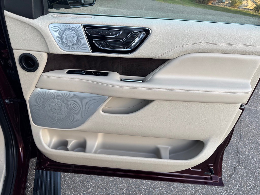2019 Lincoln Navigator Image 35