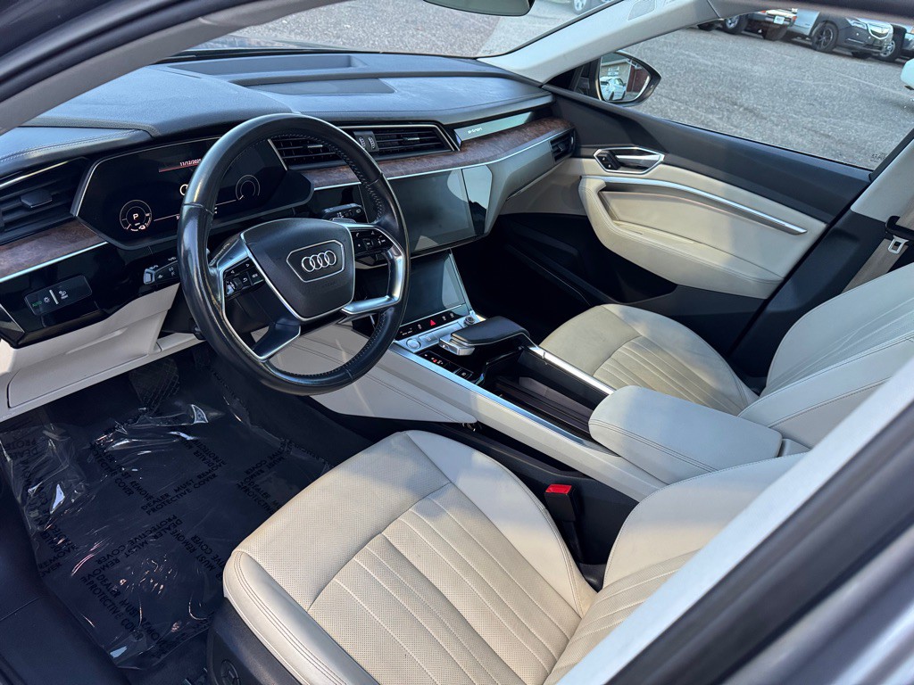 2019 Audi E-tron Image 17