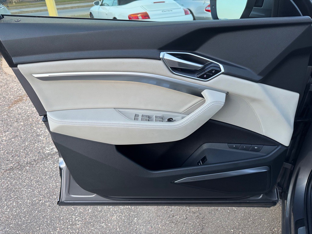 2019 Audi E-tron Image 18