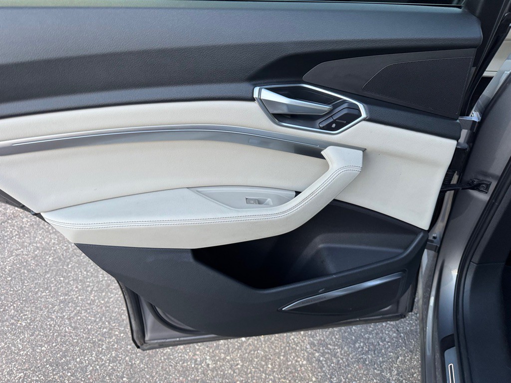 2019 Audi E-tron Image 23