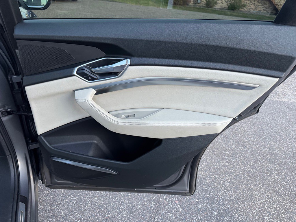 2019 Audi E-tron Image 29