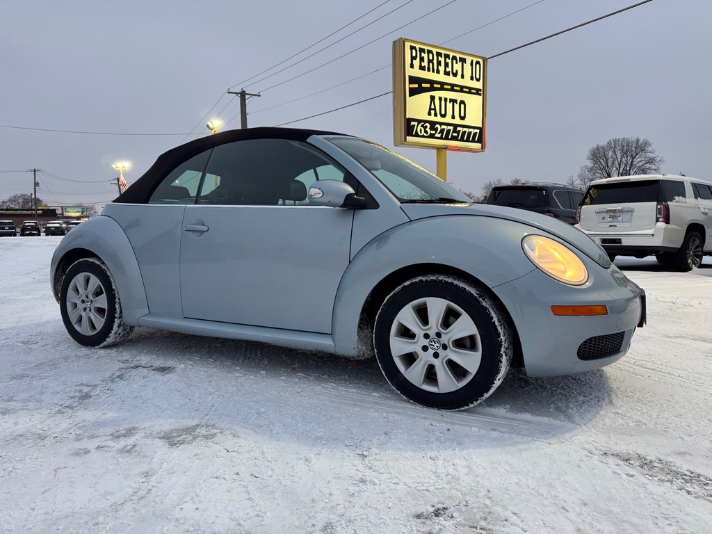 2009 Volkswagen Beetle Image 2