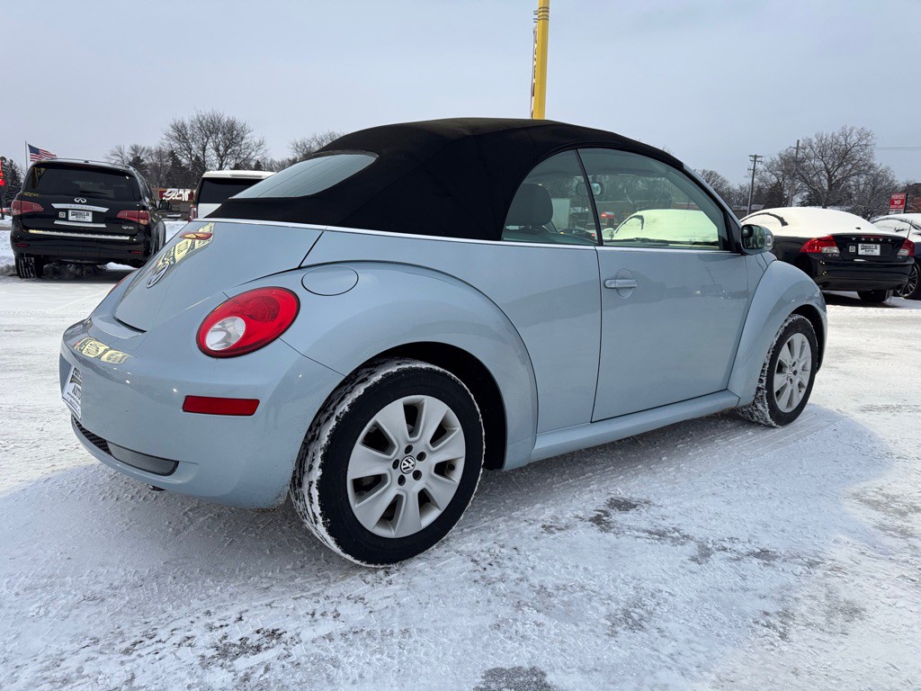 2009 Volkswagen Beetle Image 4