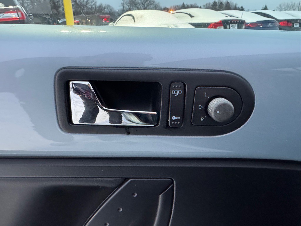 2009 Volkswagen Beetle Image 19