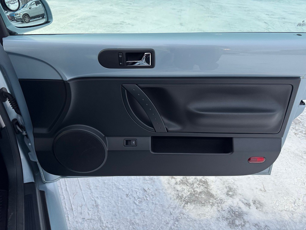 2009 Volkswagen Beetle Image 25