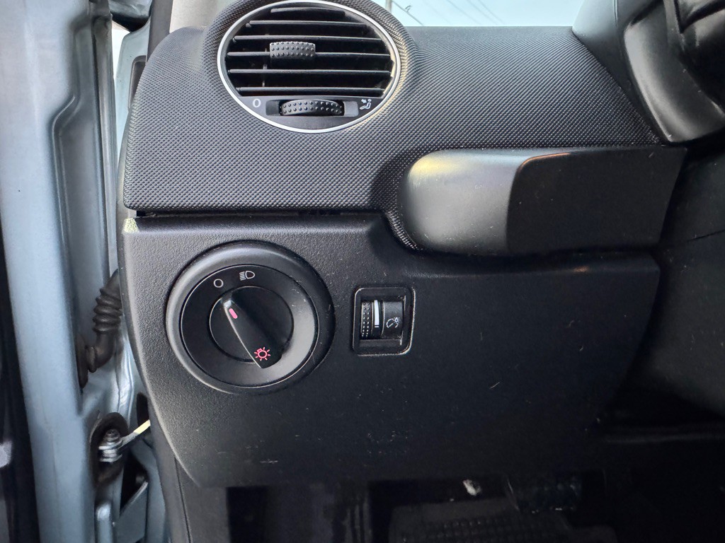 2009 Volkswagen Beetle Image 32