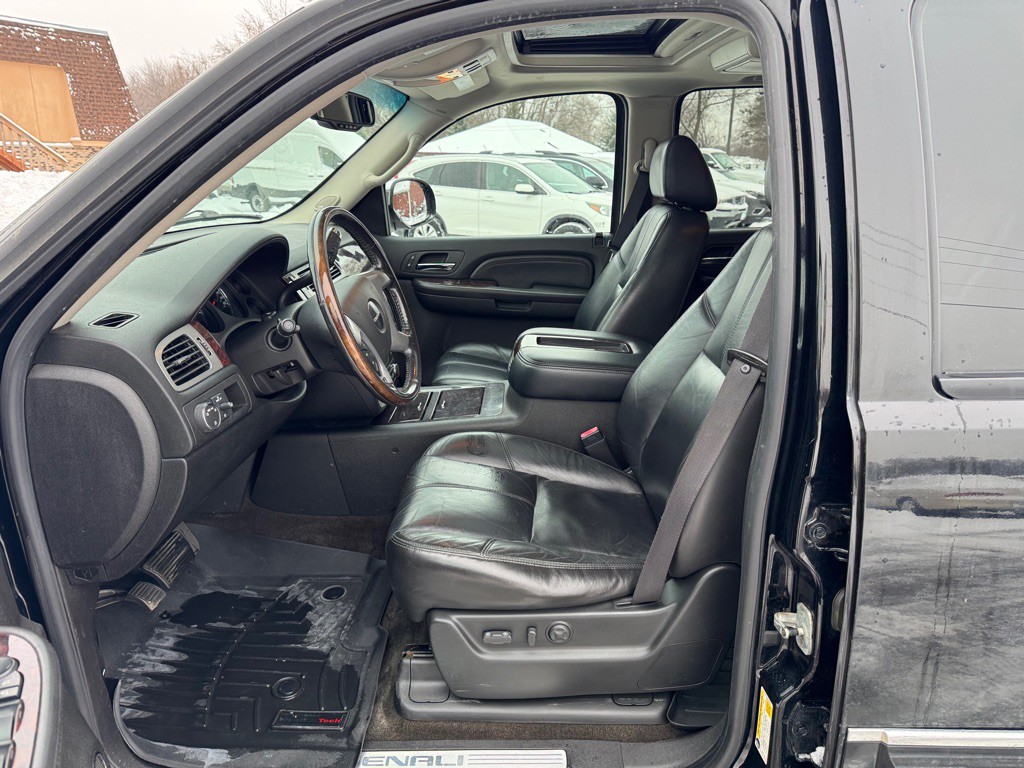 2008 GMC Yukon Image 16