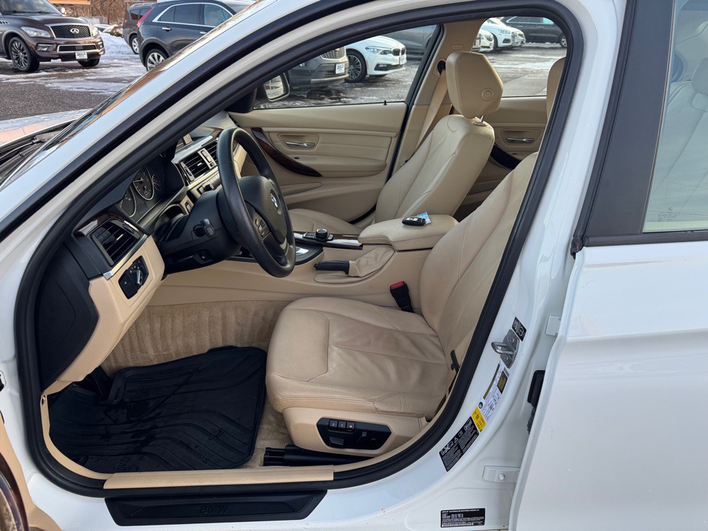 2013 BMW 3 Series Image 16