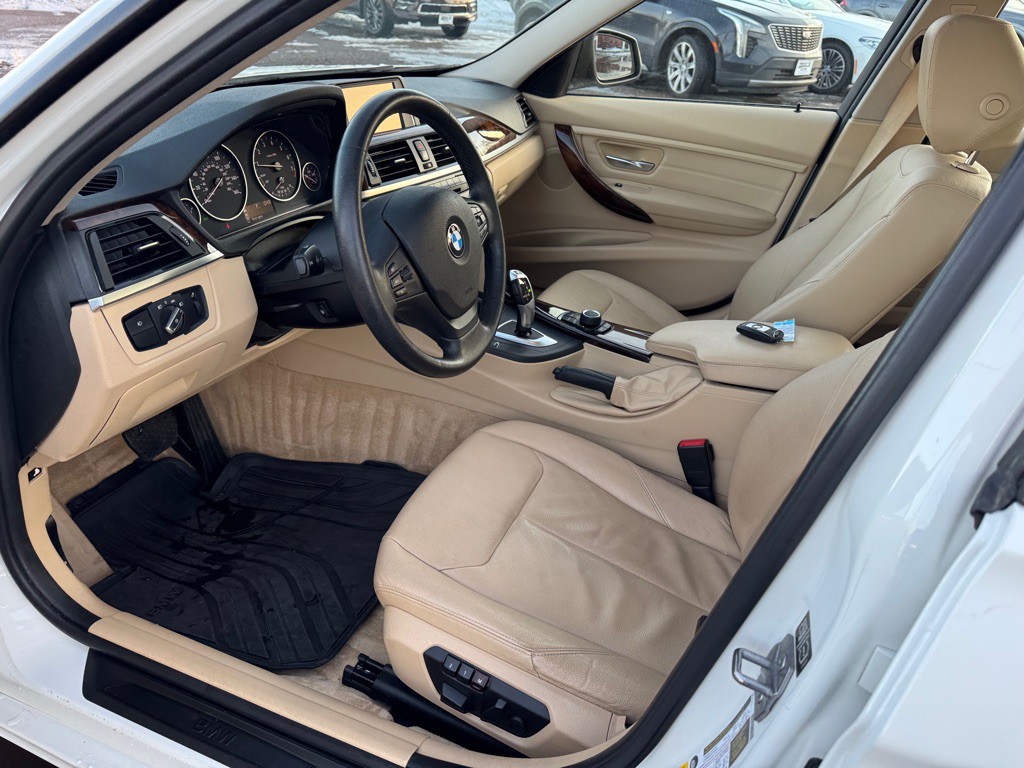 2013 BMW 3 Series Image 17