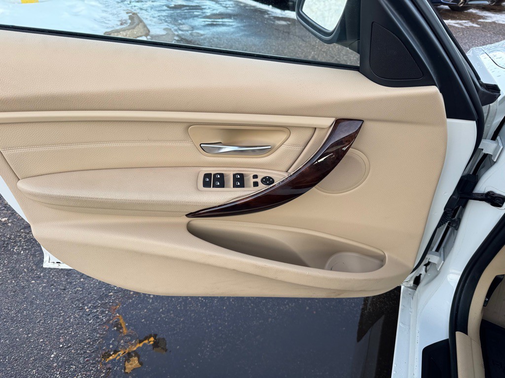 2013 BMW 3 Series Image 19