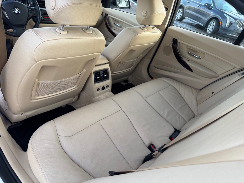 2013 BMW 3 Series Image 21