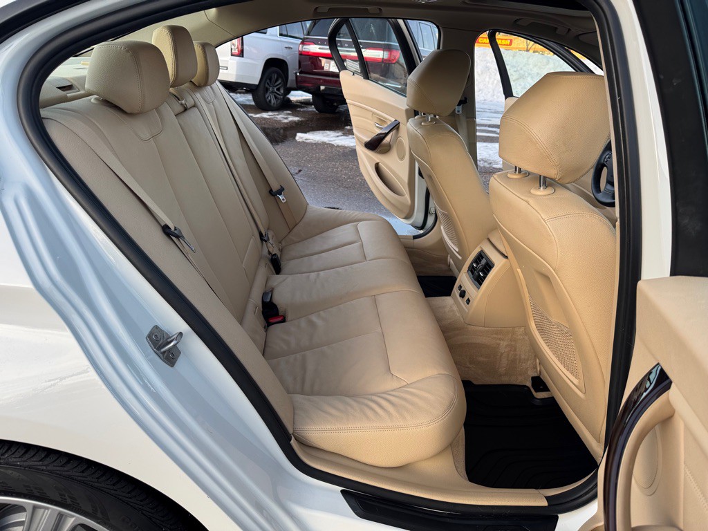 2013 BMW 3 Series Image 23