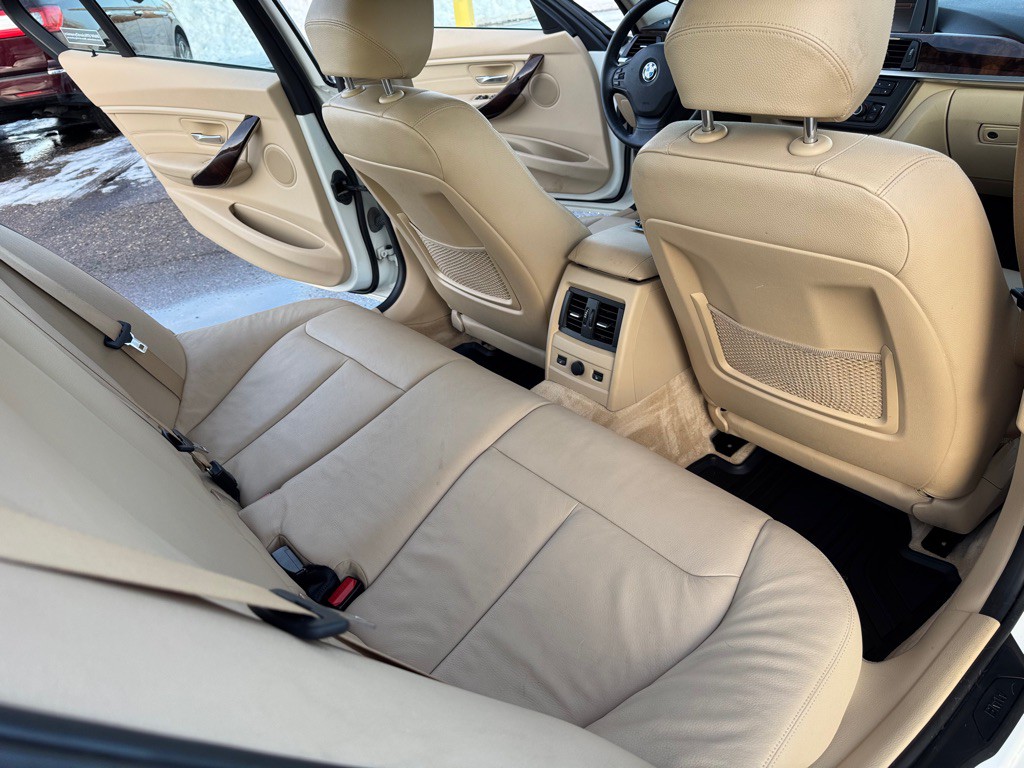 2013 BMW 3 Series Image 24