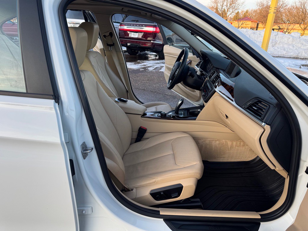 2013 BMW 3 Series Image 26