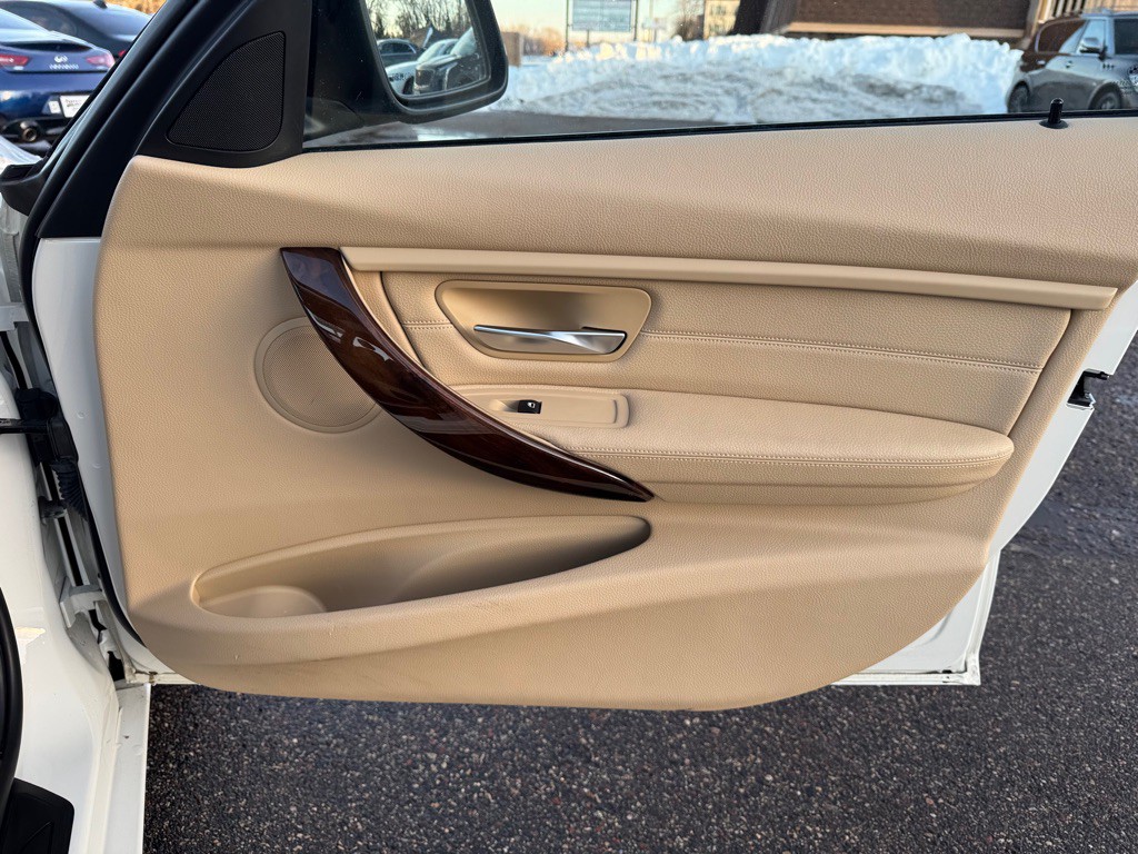 2013 BMW 3 Series Image 29
