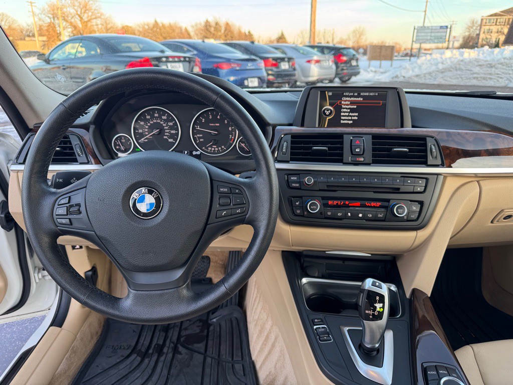 2013 BMW 3 Series Image 32