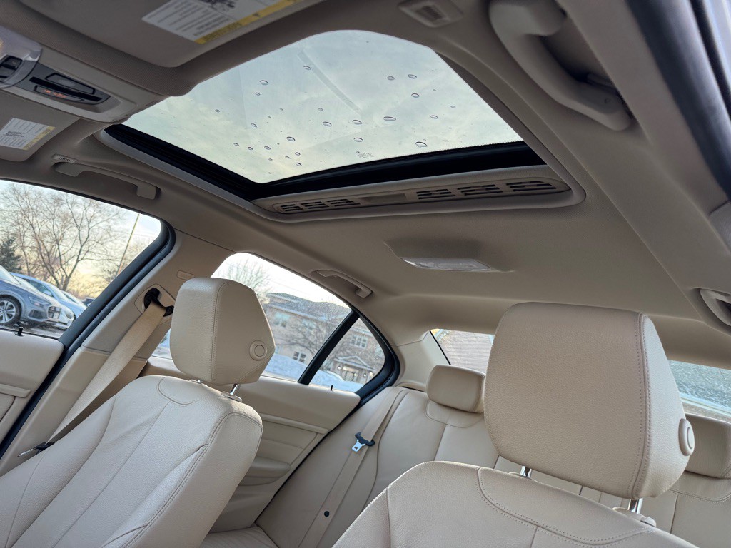 2013 BMW 3 Series Image 33