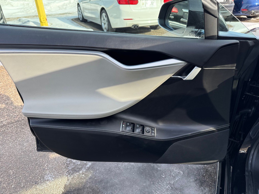 2016 Tesla Model S Image 17