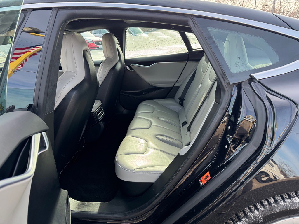 2016 Tesla Model S Image 18