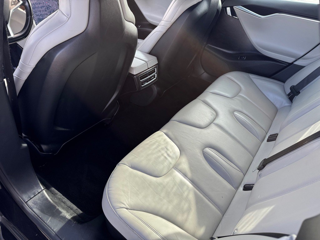 2016 Tesla Model S Image 19