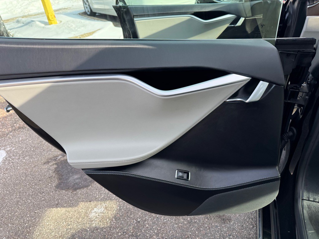 2016 Tesla Model S Image 20