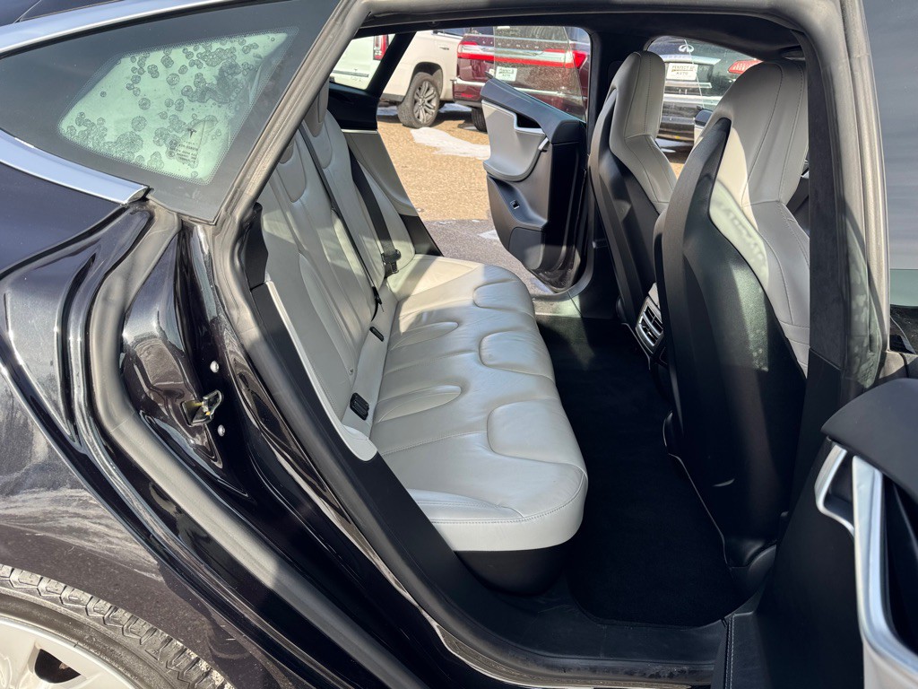 2016 Tesla Model S Image 22