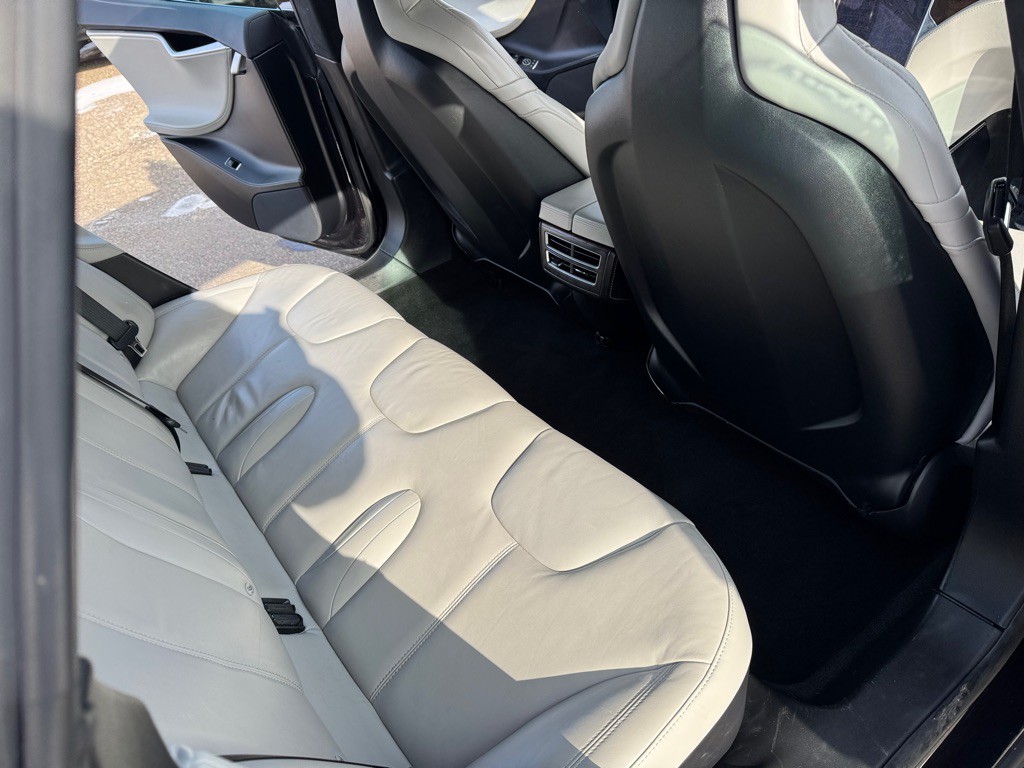 2016 Tesla Model S Image 23