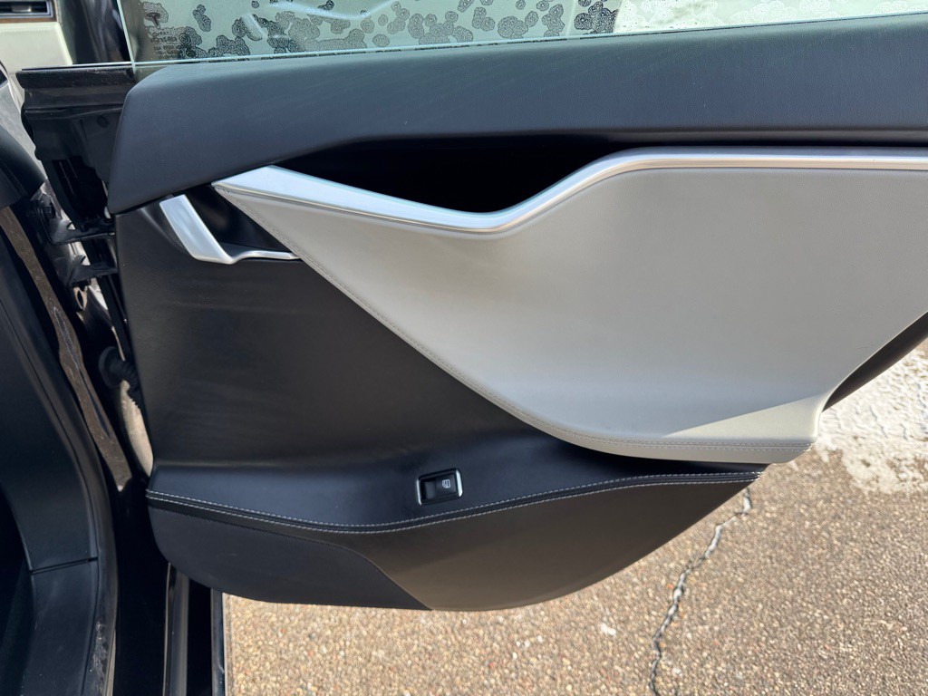 2016 Tesla Model S Image 24