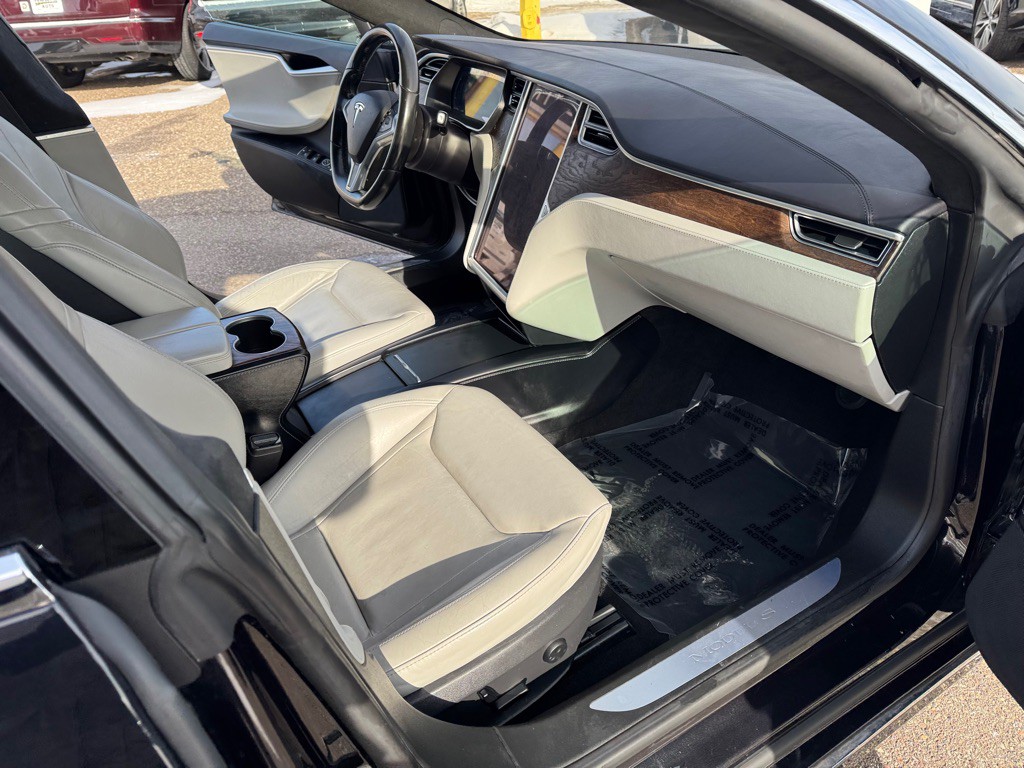 2016 Tesla Model S Image 26