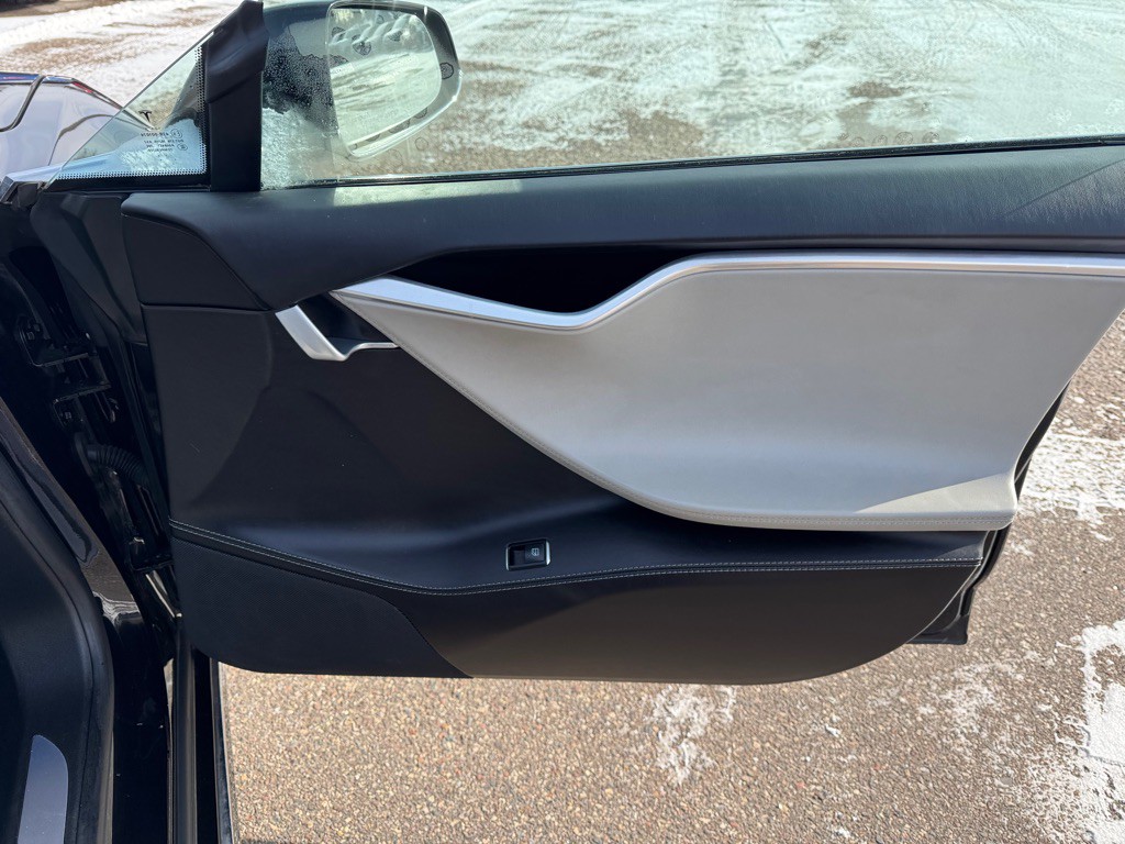 2016 Tesla Model S Image 28