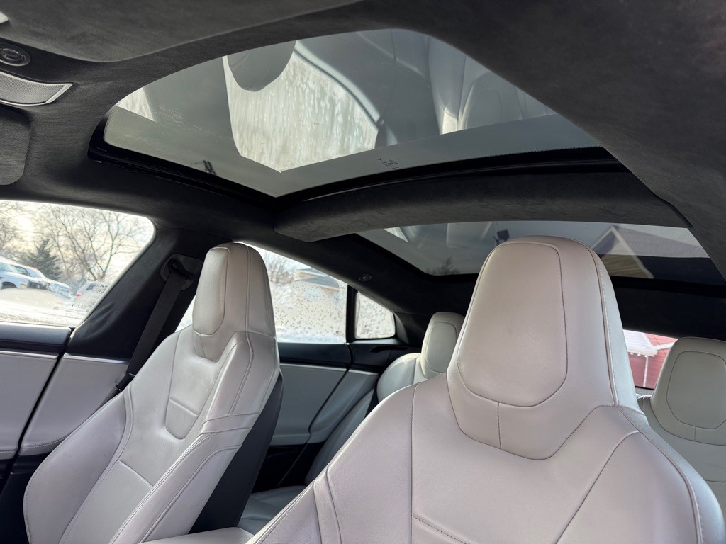 2016 Tesla Model S Image 31