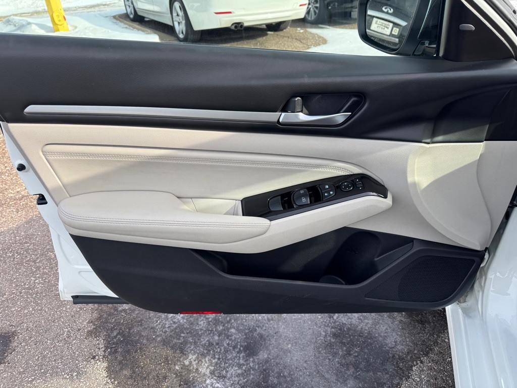 2020 Nissan Altima Image 17